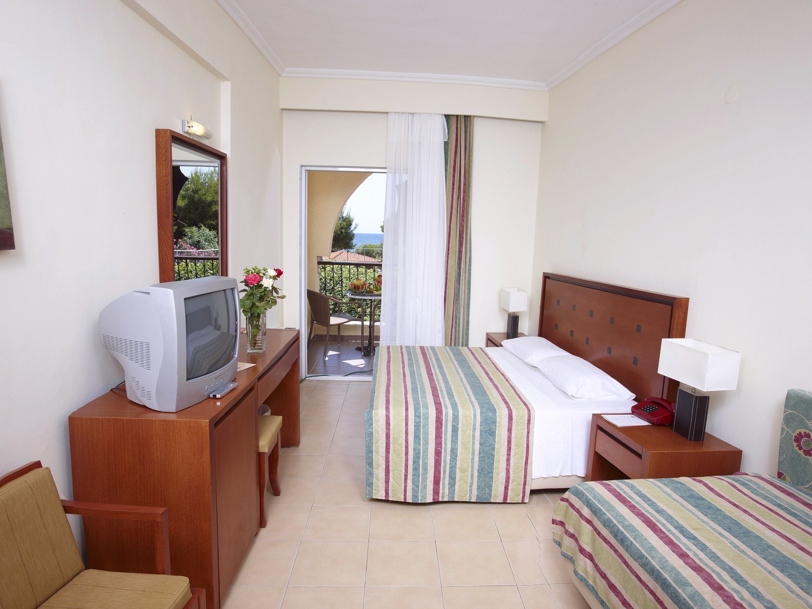 Portes Beach Hotel — фото 4