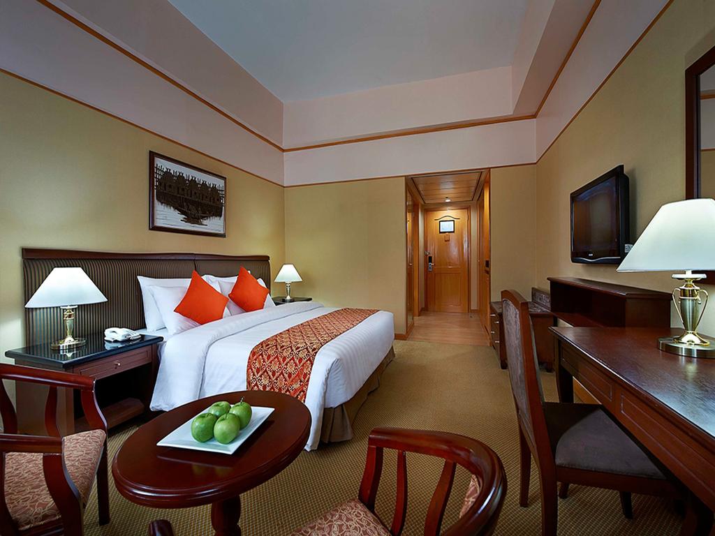 Berjaya Makati Hotel, Макати
