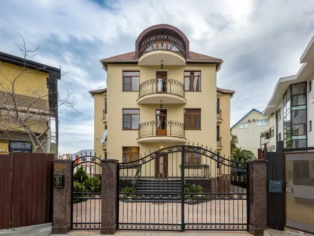 Golden House (Золотой Дом)